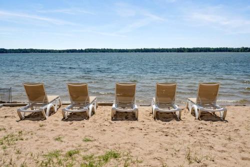 Mayfield Apartment | Discover 12 Inviting Rooms at The Fife Lake Lodge