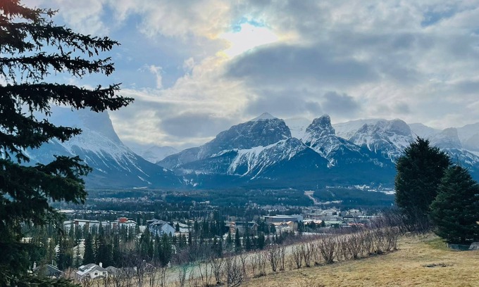 Cougar Creek Cottage | Experience Breathtaking Views with Family-Friendly Amenities