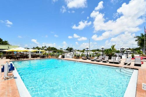 Whitfield Apartment | Brand-New Waterfront Hotel with Pool, Tiki Bar & Gym