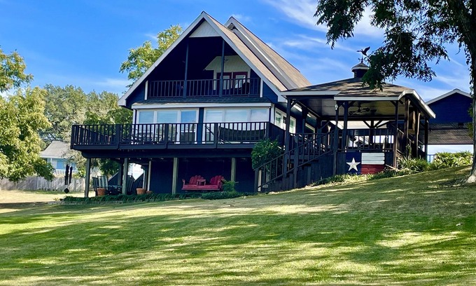 Coldspring House | Scenic Retreat on Beautiful Lake Livingston with Pool Access