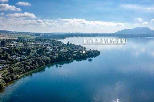 Taupo House | Relaxing Retreat ON the Lake - Taupo with Hot Tub Access