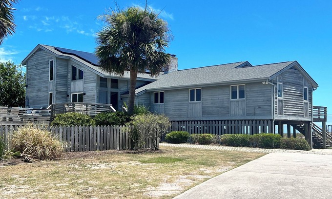 Sullivan's Island House | Experience All Decked Out on Sullivan's Island - Pet Friendly & Ocean View