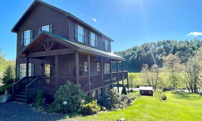 West Jefferson Cabin | Riverfront Cabin: Firepit, Game Room & WIFI - 10/10 Rated