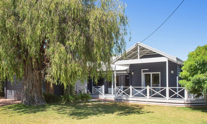 West Busselton House | All Decked Out: Guest Rated 10/10, WiFi & Cozy Fireplace