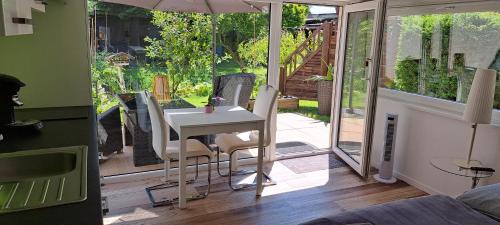 Vennhausen Apartment | Ideal Apartment with Private Sun Terrace in Beautiful Garden