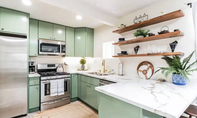 Valencia House | Pet-Friendly 2-Bed ADU Steps from Magic Mountain