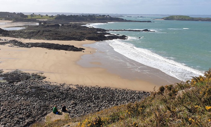 Saint-Briac-sur-Mer Apartment | All mod cons apartment with sea view and pools. Vast Longchamp beach 5 min walk