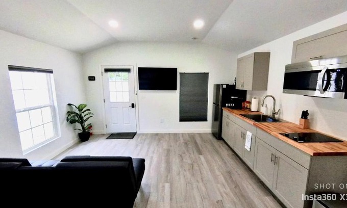 Brandon Apartment | Modern Studio with Private Entry & Parking - Guest Rated 9.9