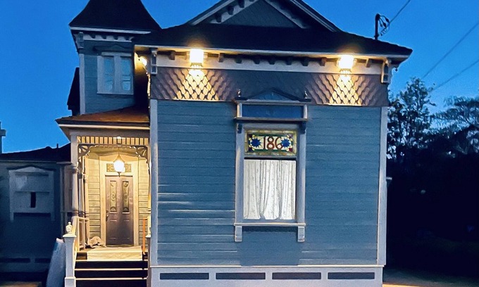 Bishop Apartment | New Downtown Victorian 1-Bedroom with Breakfast Included