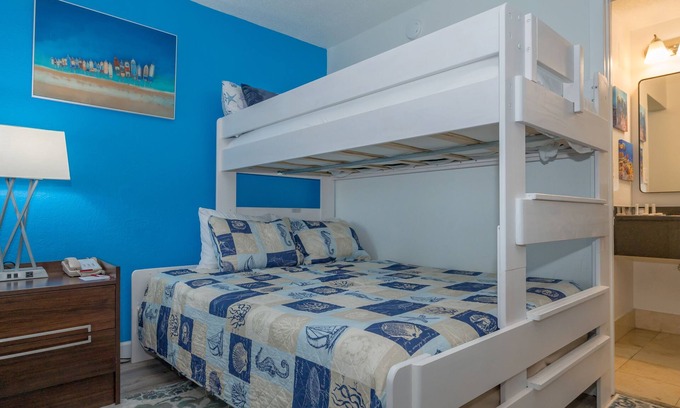 Trailer Estates Hotel | Family-Friendly Retreat with Huge Pool & Tiki Bar!