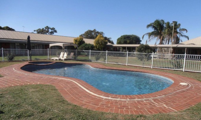 Echuca Hotel | Welcoming All Rivers Accommodation with Pool & Family Amenities