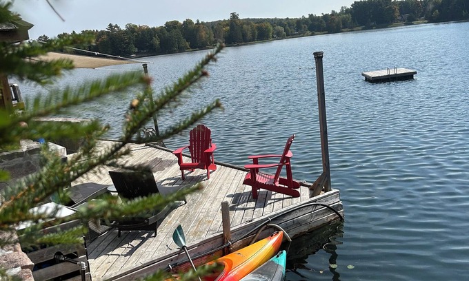L'Amable House | Exclusive Lakefront Retreat with Hot Tub & Theatre Room