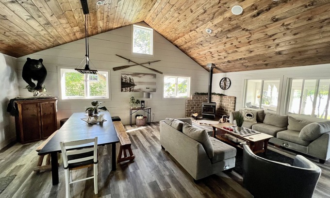 Gresham Cottage | Modern Cottage Retreat on Red Lake - Highly Rated 9.8/10