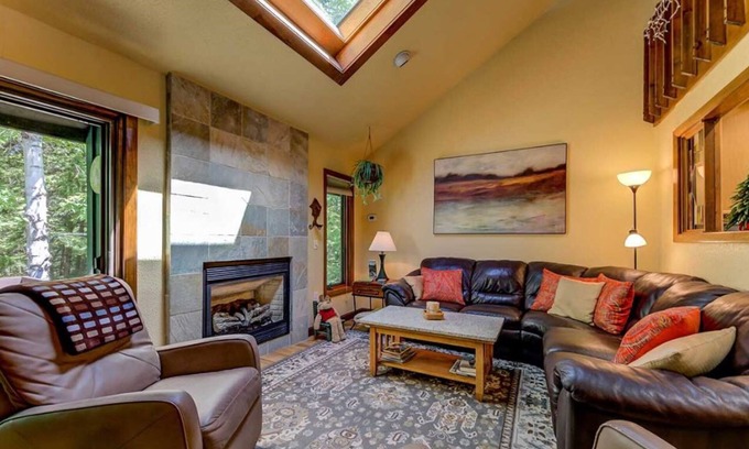 North Conway House | All-Season Family Retreat with Breakfast in North Conway