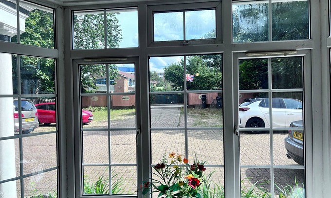 Hookwood House | Discover All Seasons Gatwick Guest House with Breakfast & More