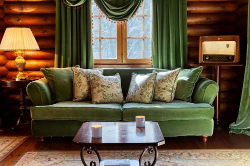 Arcadia Region Ski Chalet | Discover All Seasons Paradise: Pet-Friendly 4-Star Retreat