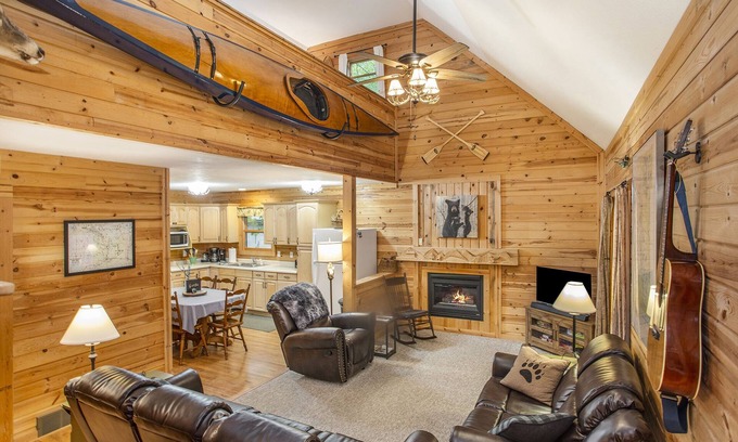 Irons Cabin | Cozy Woodland Retreat: Fire Pit, Deck & Family-Friendly Stays