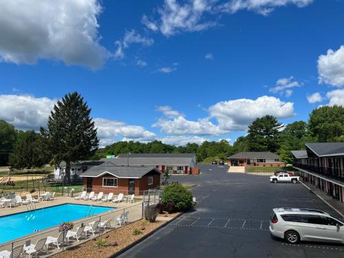 Wisconsin Dells Hotel | All Star Inn & Suites: Oceanfront Haven for Families