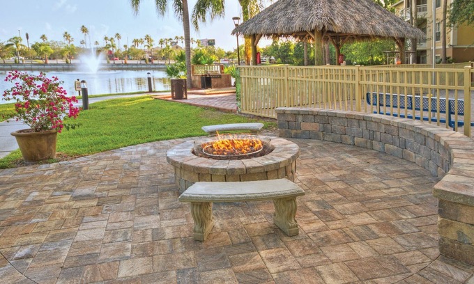 Kissimmee Resort | All Suite Resort Steps from Old Town Amusement Park