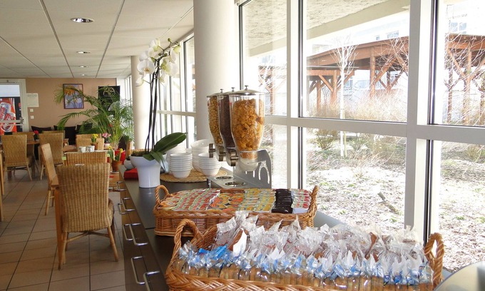 Merignac House | Cozy All Suites Appart Hotel Merignac with Pet-Friendly Amenities