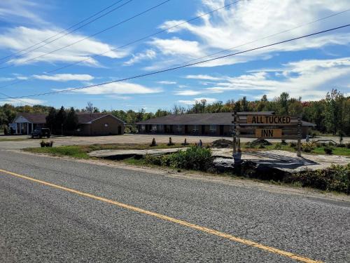 Port Severn Hotel | Cozy All Tucked Inn: Oceanfront Retreat with Family Amenities