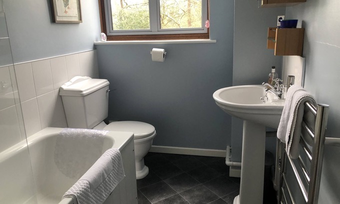 Wareham Bed & Breakfast | Bright & Airy Woodland Retreat - Child Friendly Getaway