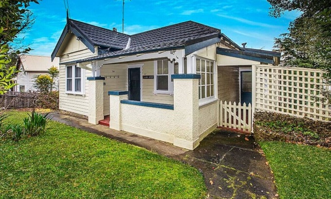 Katoomba Cottage | Allambee Cottage: A Tranquil Retreat with Family-Friendly Perks