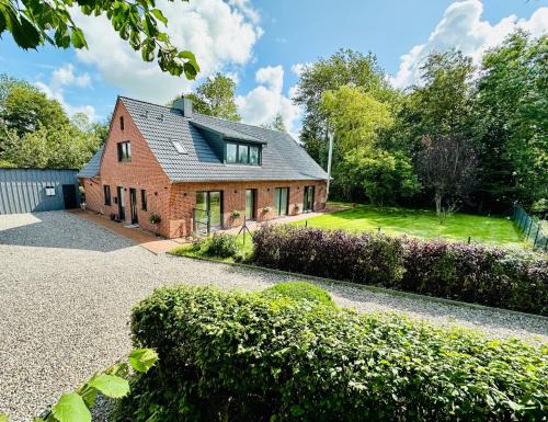 Hauert Apartment | Top-rated Family Retreat at Alle Zusammen with Hot Tub