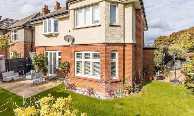 Bournemouth Cottage | Allegra - a house that sleeps 10 guests in 6 bedrooms