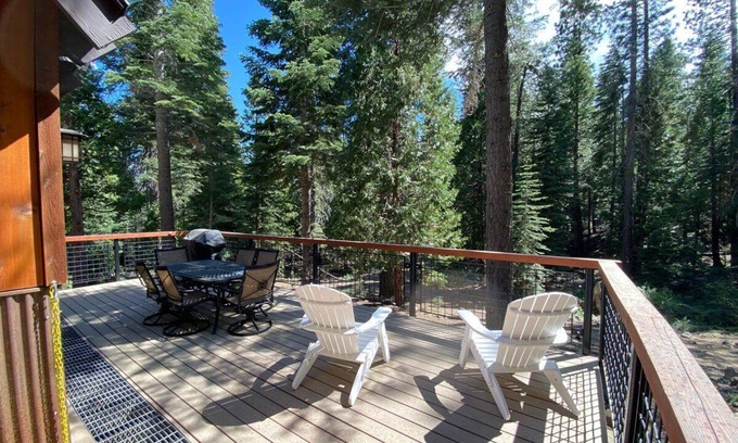 Kingswood Estates House | Allenby: Premier Cabin Near Kings Beach with Pool & Lake View