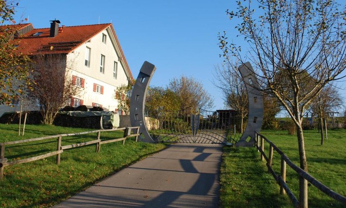 Hergatz Hotel | Allgäu Meadow Ranch: Pet-Friendly Retreat with Ocean Views