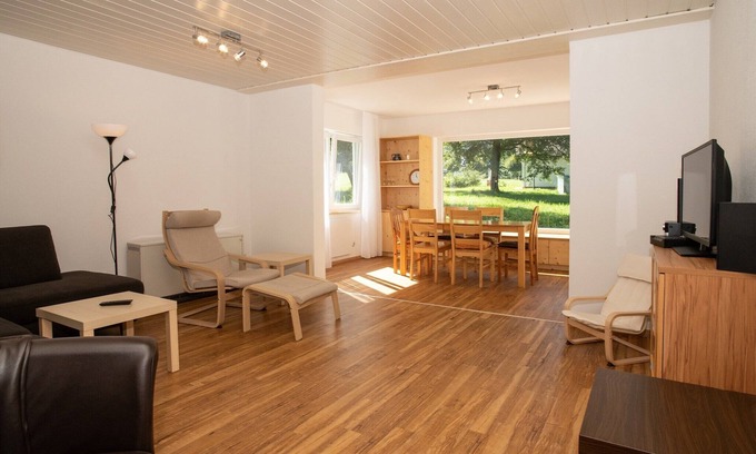 Reichenbach House | Modern Holiday Retreat by the Lake with Great Amenities