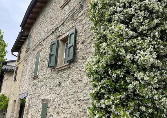 Albinea House | Cozy Retreat with Fireplace in Castle Village - Rated 9.9/10