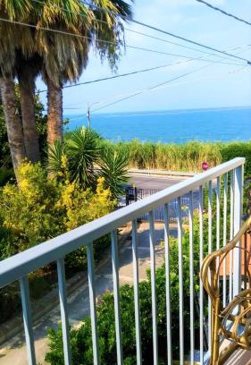 Vallevo Apartment | Experience Oceanfront Bliss at Alloggio sulla Via Verde