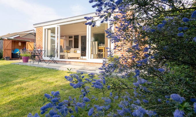 Mudeford Cottage | Pet-Friendly Allseasons Hotel in Central Mudeford, Rated 9.8