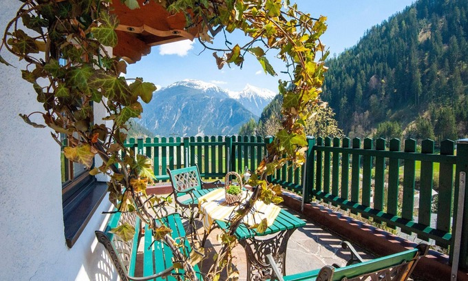 Mayrhofen Apartment | Cozy Apartment in Mayrhofen with Breakfast Near Forest
