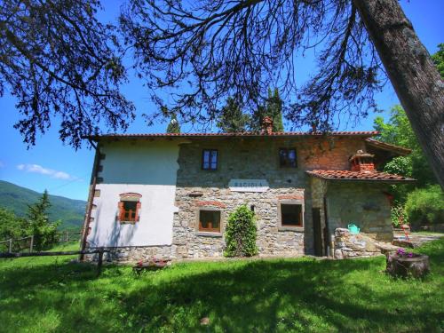 Ortignano Raggiolo House | Charming Farmhouse in Ortignano with Pool & Pet-Friendly