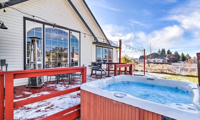 Altamont House | Inviting Home with Fire Pit, Close to OIT & Great Amenities