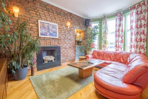 Hamilton Apartment | Discover Almada Apartment: Guest Rated 9/10 with Hot Tub