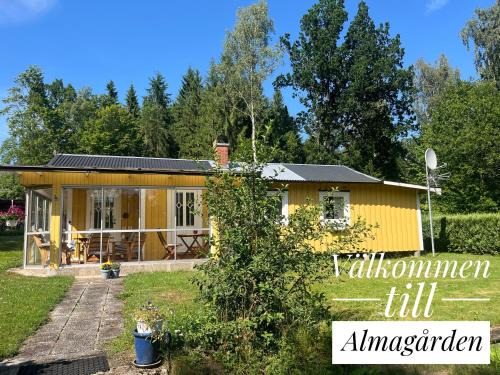 Svangsta House | Almagården: Idyllic Rural Retreat with Family & Pet Amenities