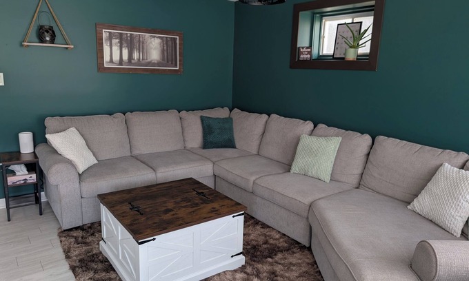 South River House | Almaguin Hideaway Retreat: Rustic and chic 1-bedroom house. Downtown South River