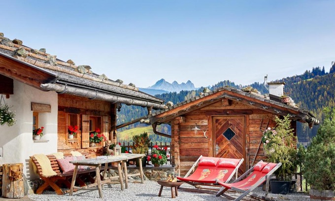 Hundsdorfl Ski Chalet | Unforgettable Almdorf Flachau: 4-Star Cabin Retreat