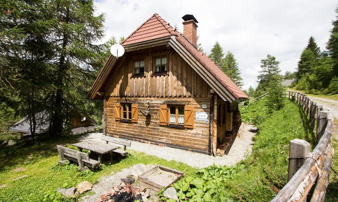 Ramingstein Ski Chalet | Almhaus Völkl: Family-Friendly Retreat with Ocean Views