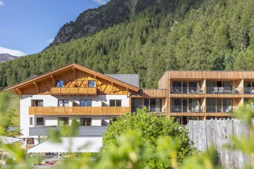 Malles Venosta Hotel | Pet-Friendly Getaway at Almhotel Glieshof with Hot Tub