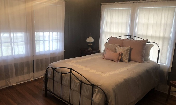 Cat Spring House | Inviting Almita House in Downtown Cat Spring Awaits You