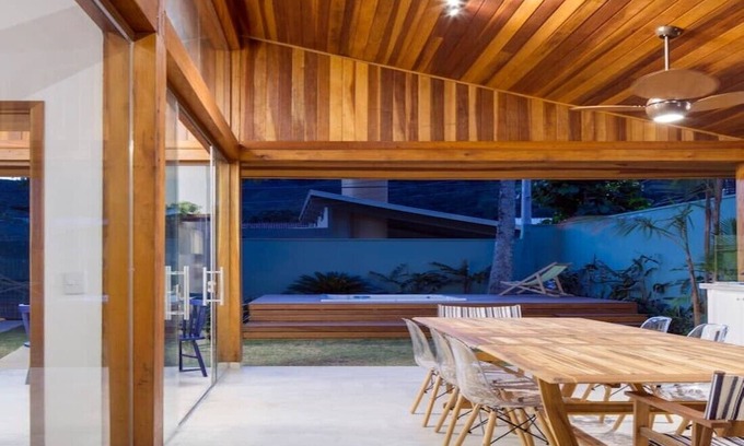 Praia de Barequecaba House | Almond Barê: Beachside Retreat with Spa & High-Speed Wifi