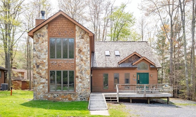 Northface House | Almost Heaven: Hot Tub, Fireplace & Pet-Friendly Haven