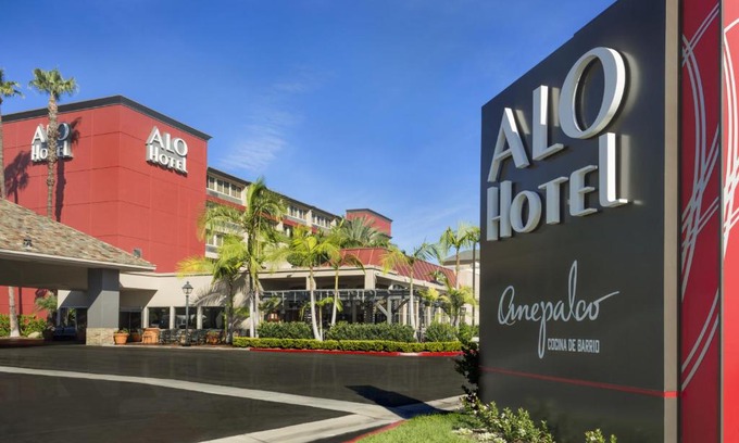 Anaheim Resort Hotel | Pet-Friendly ALO Hotel by Ayres with Pool and Hot Tub