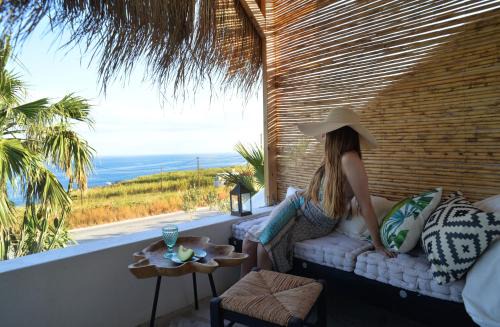 Megas Gialos House | Relaxing Aloe Mare Suites with Oceanfront Pool Access