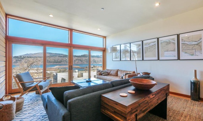 Hood River House | Trendy ALOFT with River Views and Family-Friendly Amenities